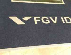 Tapete emborrachado com o logotipo da FGV