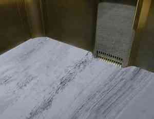 tapete emborrachado sob medida marmorizado acomodado em um elevador